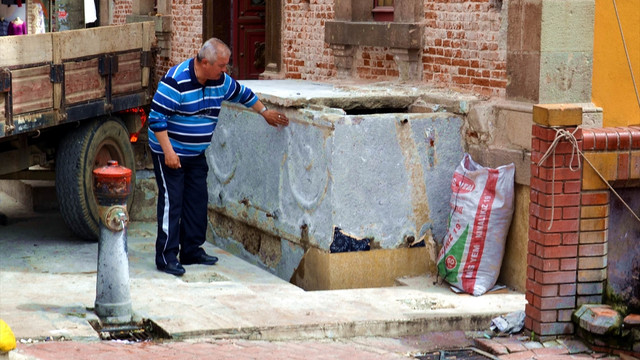 Cami şadırvanında lahit bulundu