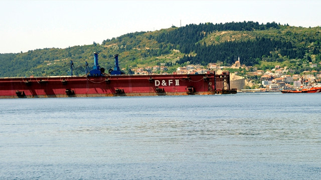 Çanakkale Boğazından yüzer havuz geçti