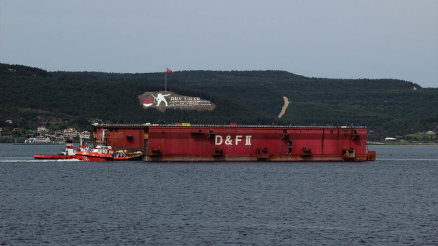 Çanakkale Boğazı'ndan yüzer havuz geçti