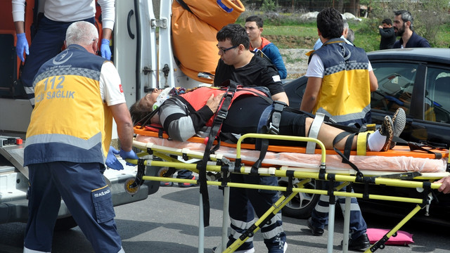 Çanakkale'de iki otomobil çarpıştı: 1 ölü, 6 yaralı