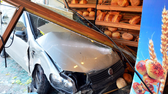 Çanakkale'de otomobil ekmek fırınına girdi: 5 yaralı