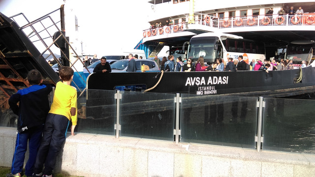 Çanakkale'de yolcu feribotu karaya oturdu