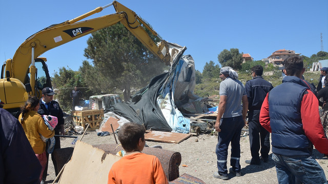 Çeşme'de Romanların çadırları kaldırıldı
