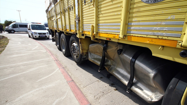 Çevik kuvvet minibüsü kamyonla çarpıştı