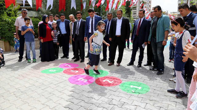 Çocuklar için sokak trafiğe kapatıldı