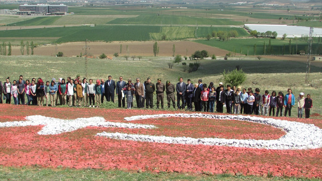 Afyonda çakıl taşlarıyla dev Türk Bayrağı