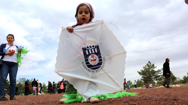 Karamanda uçurtma şenliğinde büyükler eğlendi