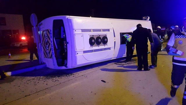 Çorum'da işçi servisi otomobille çarpıştı: 12 yaralı