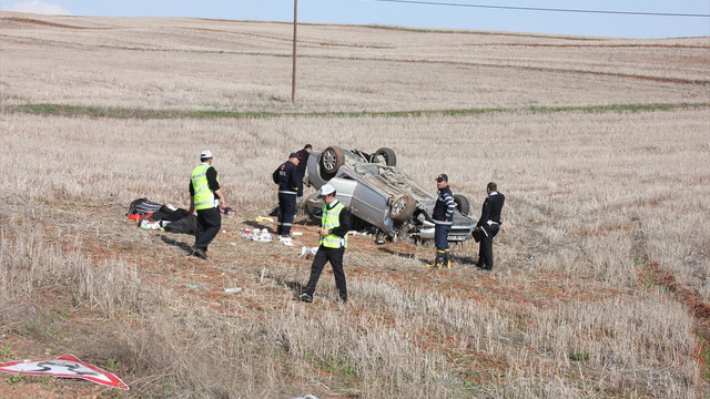 Çorum'da otomobil tarlaya devrildi: 5 yaralı