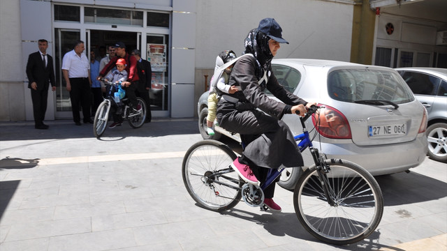 Cumhurbaşkanına teşekkür için pedal çeviren Suriyeli aile