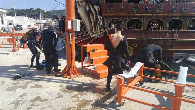 Dalgaların arasında kalan öğrencileri sahil güvenlik kurtardı