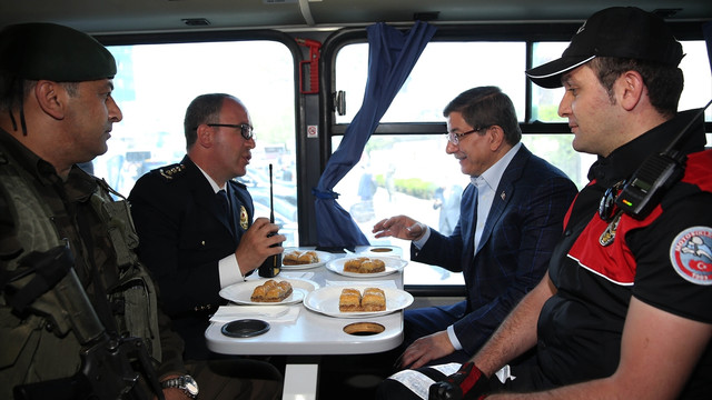 Davutoğlu, polislerin bayramı kutladı