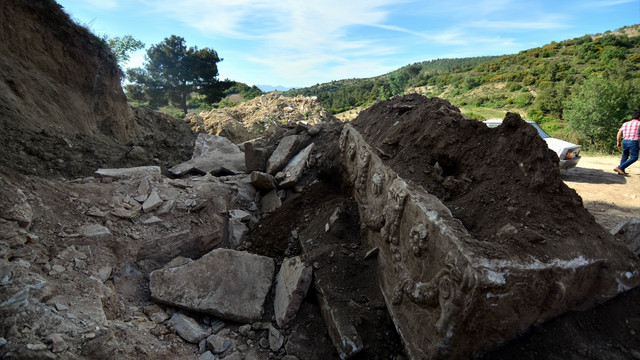 Manisada definecilerin çıkarttığı lahit müzeye konuldu