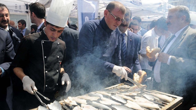 Denizsiz kent balıkla şenlendi