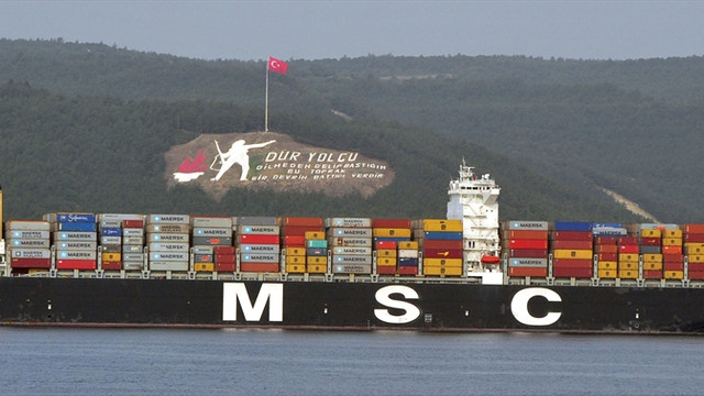 Dev konteyner gemisi Çanakkale Boğazı'ndan geçti