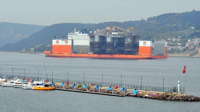 Dev platform Çanakkale Boğazı'ndan geçti