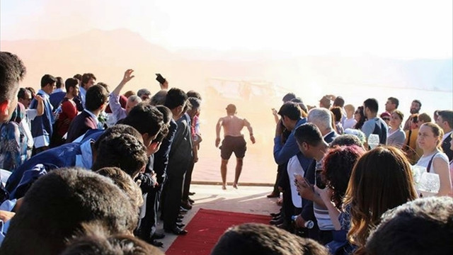 Diplomalarına yüzerek ulaştılar