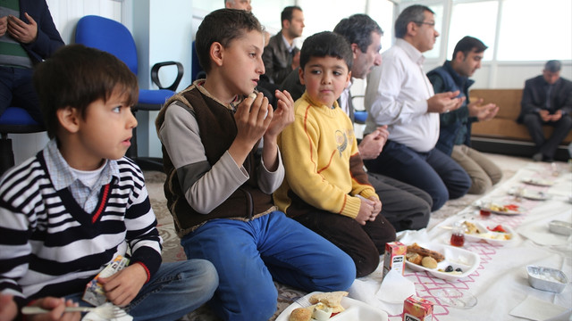 Diyanet heyeti Siirt'te İHH'nın yetimleriyle buluştu