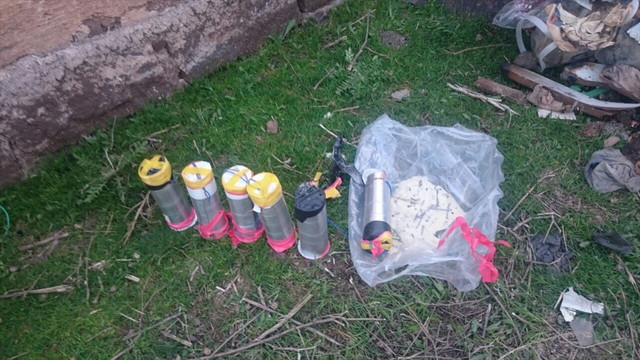 Diyarbakır'da silah ve el yapımı patlayıcı bulundu