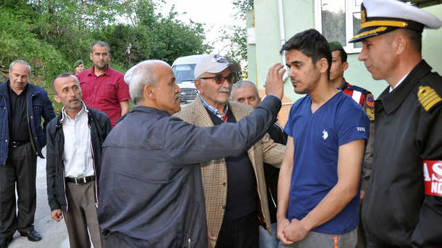 Diyarbakır'da yaralanan asker tedavisinin ardından baba ocağına getirildi