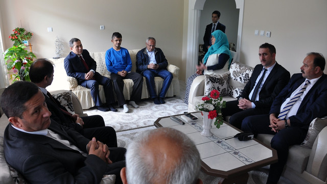 Diyarbakır'da yaralanan askere ziyaret