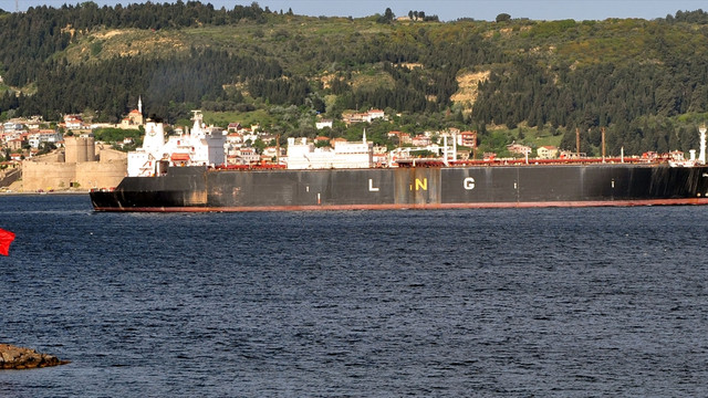 Doğalgaz tankeri Çanakkale Boğazı'ndan geçti