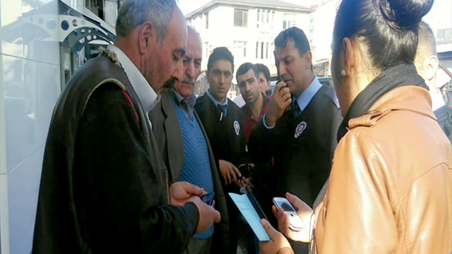 Dolandırılmaktan oğlunun şüphesiyle kurtuldu