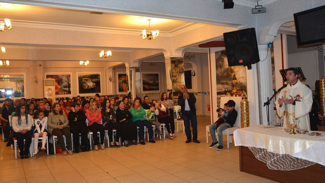 Düğün salonunda sığınmacılara bayram ayini