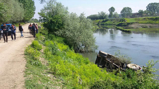 Düzce'de Melen Çayı'na devrilen traktörün sürücüsü yaralandı