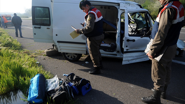 Düzce'de panelvan ağaca çarptı: 2 ölü, 1 yaralı