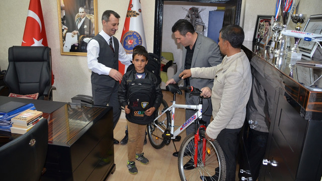 Emniyet müdüründen boyacı çocuğa ödül