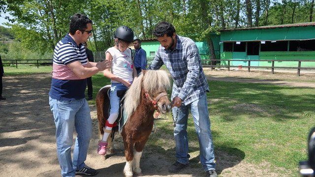 Engelli çocuklara atlı terapi