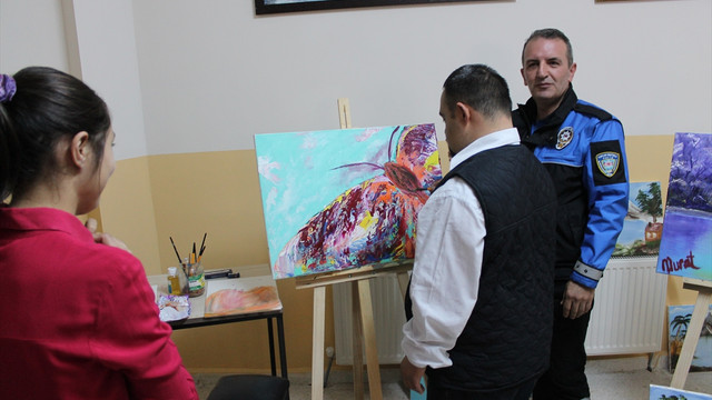 Engellilere sanatı ressam polis sevdiriyor