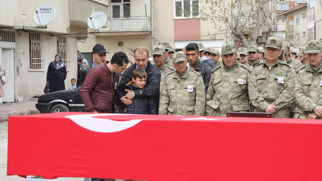 Erzincan'da astsubayın yol kenarında ölü bulunması