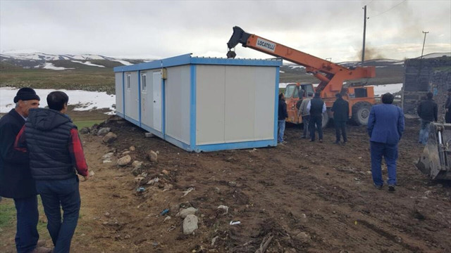 Erzurum'da toprak damlı evdeki göçük