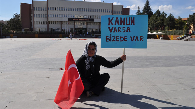 Niğdede işten çıkarılan kadından oturma eylemi