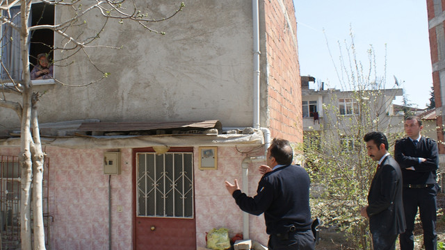 Evini tahliye etmek isteyen görevlilere silah çekti