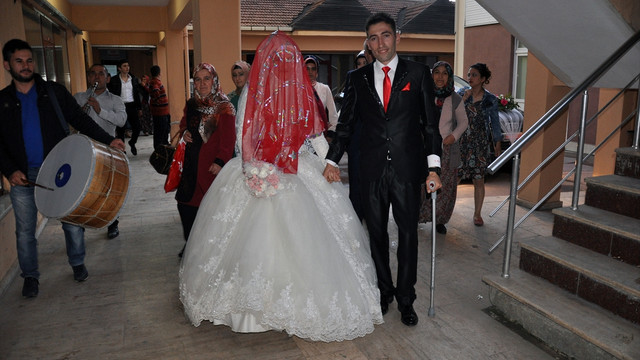 Evlenen gaziyi silah arkadaşları yalnız bırakmadı