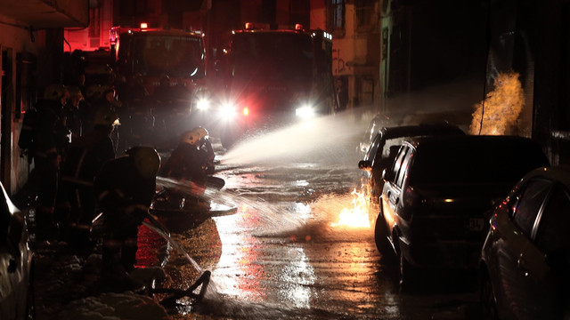 Eyüpte park halindeki 5 araç yandı