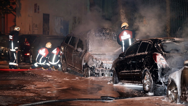 Fatihte 6 araç kundaklandı