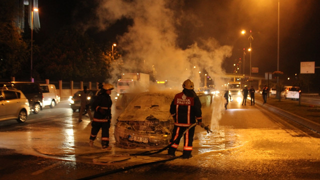 Fatih'te araç yangını