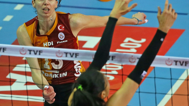 Voleybolda derbi maçta tribünler boşaltıldı