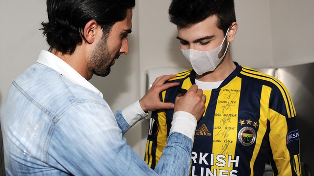 Fenerbahçeli futbolculardan anlamlı ziyaret