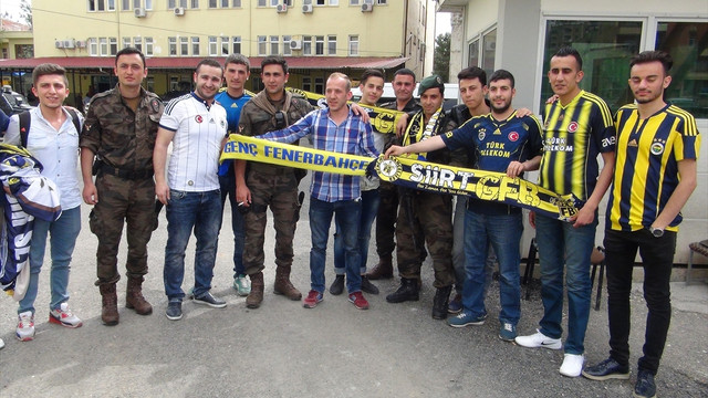 Fenerbahçeli taraftarlarından polise moral ziyareti