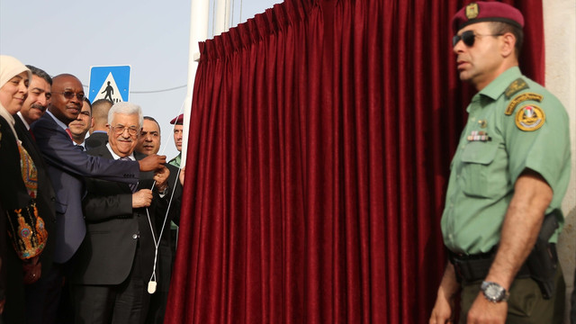 Filistin'e en büyük Mandela heykeli