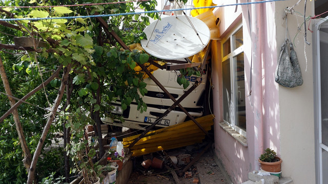 Freni boşalan kamyon apartmana çarptı