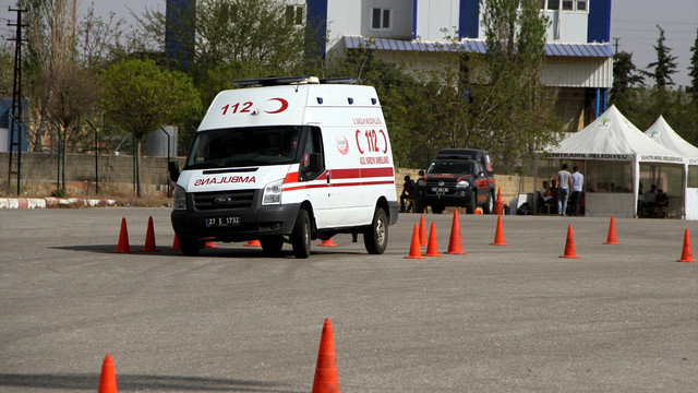 Gaziantep'te ambulans şoförleri zorlu parkurda ter döktü