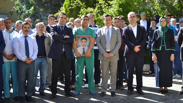 Görevi başında öldürülen doktor anıldı