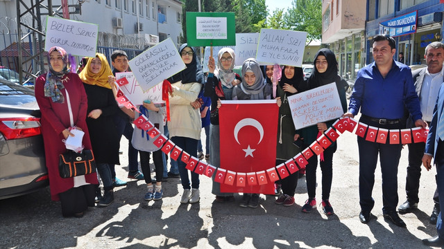 Güvenlik güçlerine kuru üzüm ve mektup