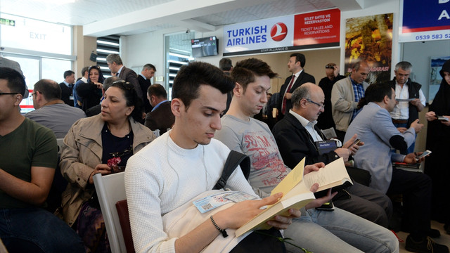 Havalimanında kitap okuma etkinliği